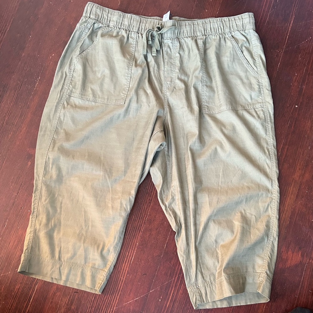 Lane Bryant / Everslub Pull-on Cargo Capri in Khaki Green 4XL or 26/28